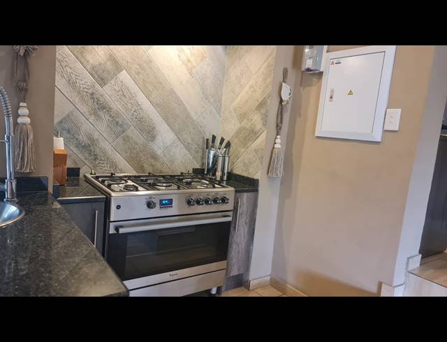 7 BEDROOM HOUSE FOR SALE IN CASHAN